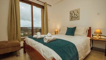 3 bedrooms, iron/ironing board, WiFi, bed sheets