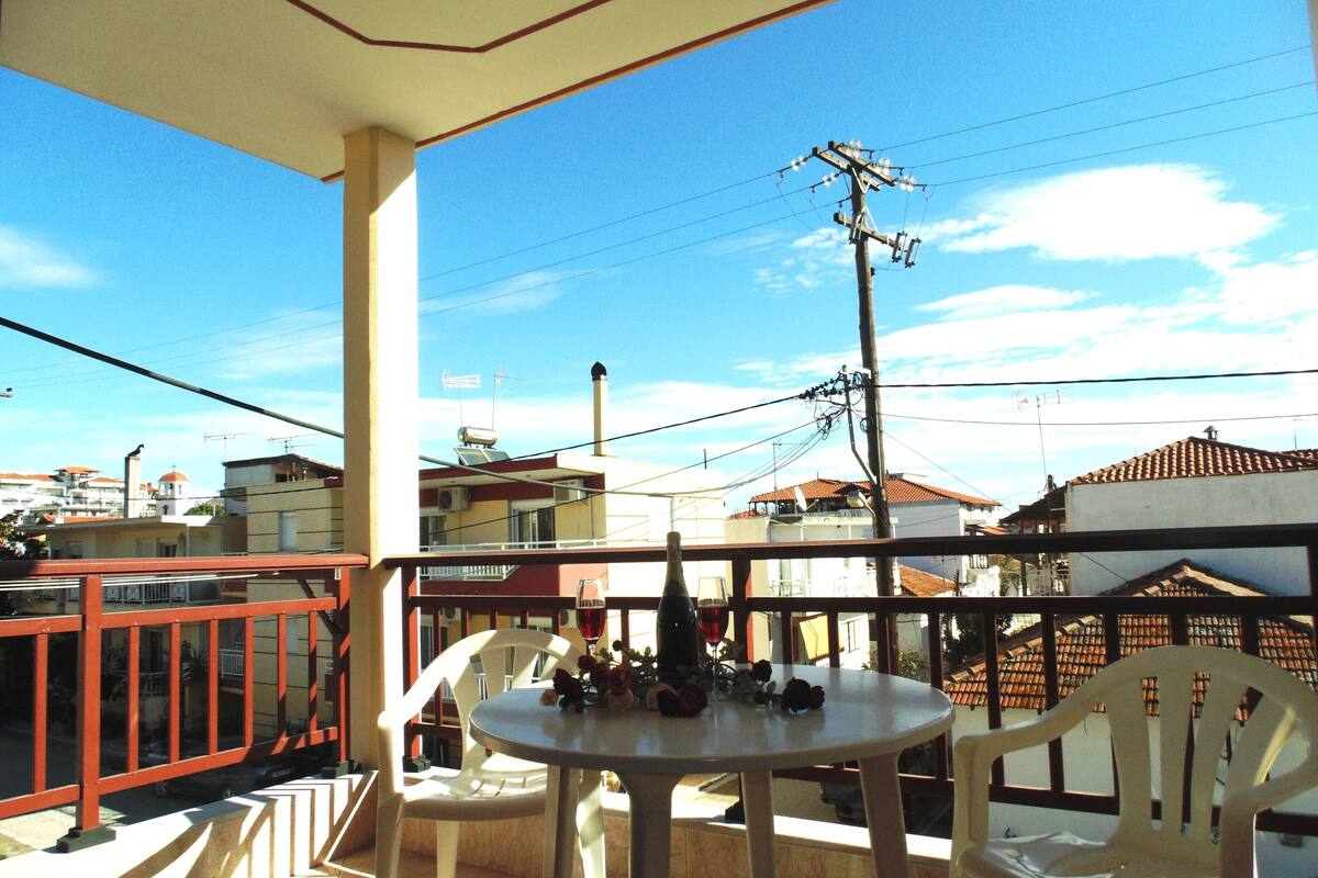 Laptop workspace, soundproofing, free WiFi, bed sheets