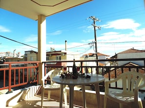 Laptop workspace, soundproofing, free WiFi, bed sheets