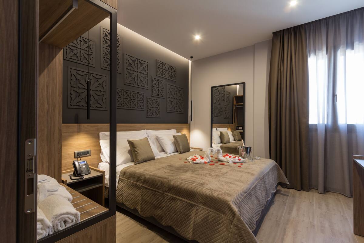 Kamar Double Deluks (102) | Seprai premium, busa memori, minibar, dan brankas