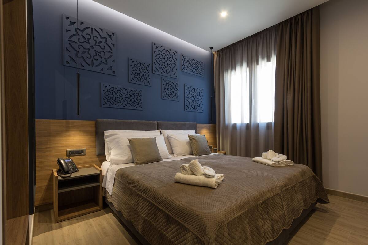 Kamar Double Deluks (103) | Seprai premium, busa memori, minibar, dan brankas