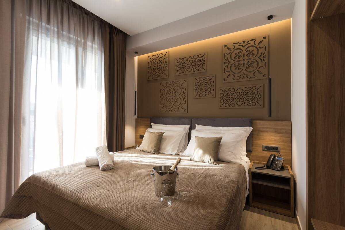 Kamar Double Panorama (110) | Seprai premium, busa memori, minibar, dan brankas