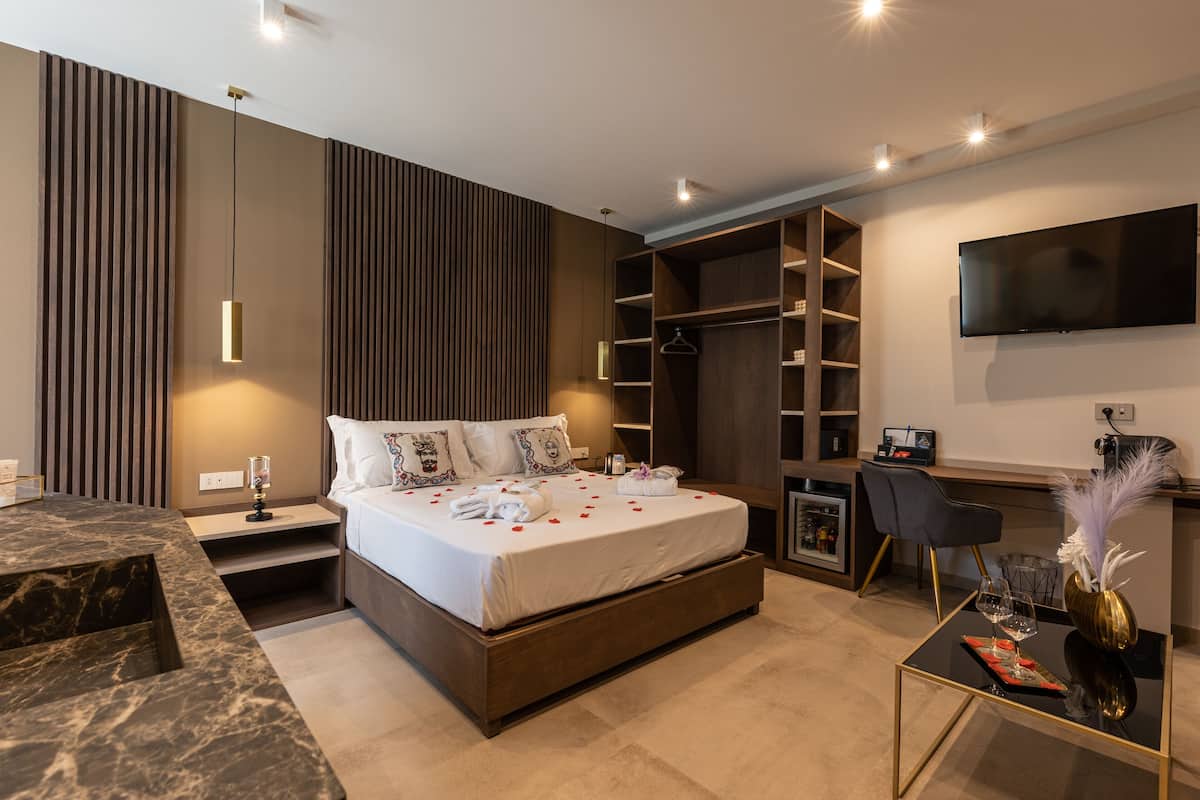Studio Suite Mewah | Seprai premium, busa memori, minibar, dan brankas