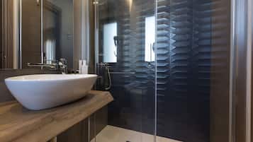 Chambre Double Deluxe (103) | Salle de bain | Articles de toilette gratuits, sĂšche-cheveux, peignoirs, chaussons