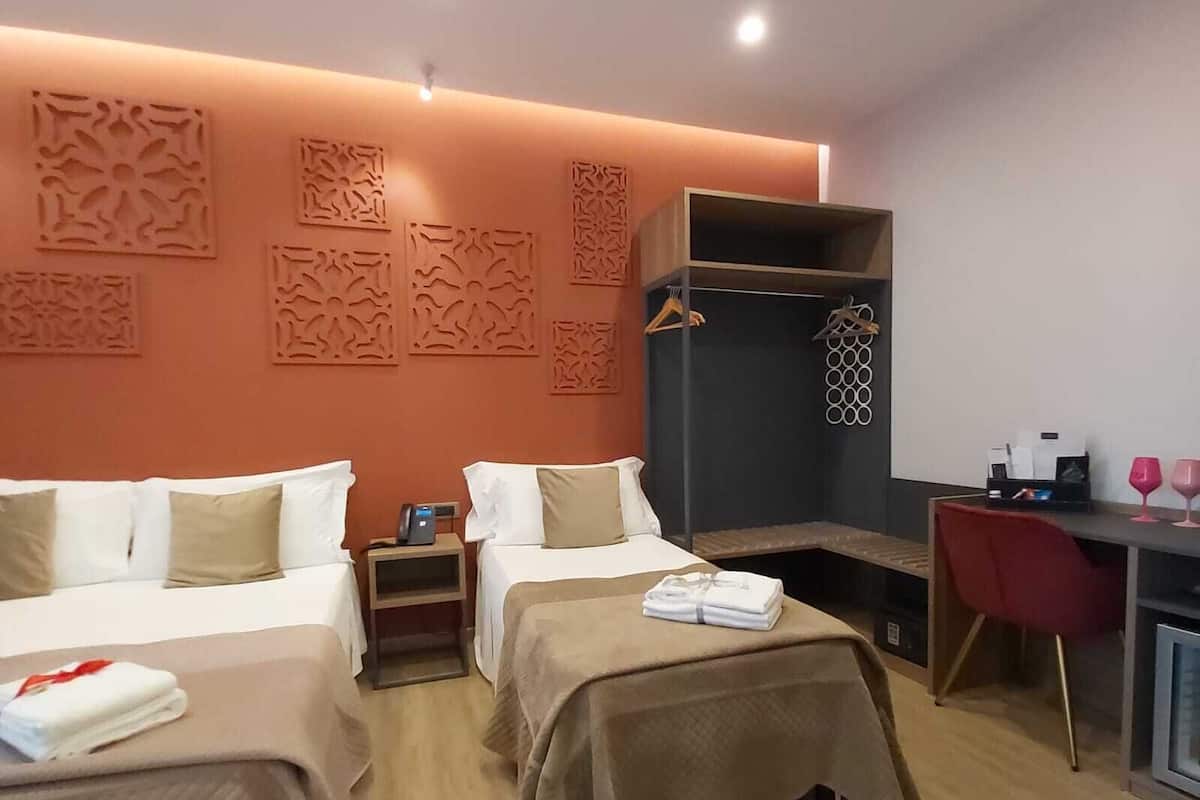 Kamar Triple Deluks (105) | Seprai premium, busa memori, minibar, dan brankas