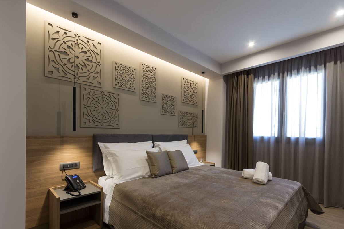 Kamar Double Eksklusif (107) | Seprai premium, busa memori, minibar, dan brankas