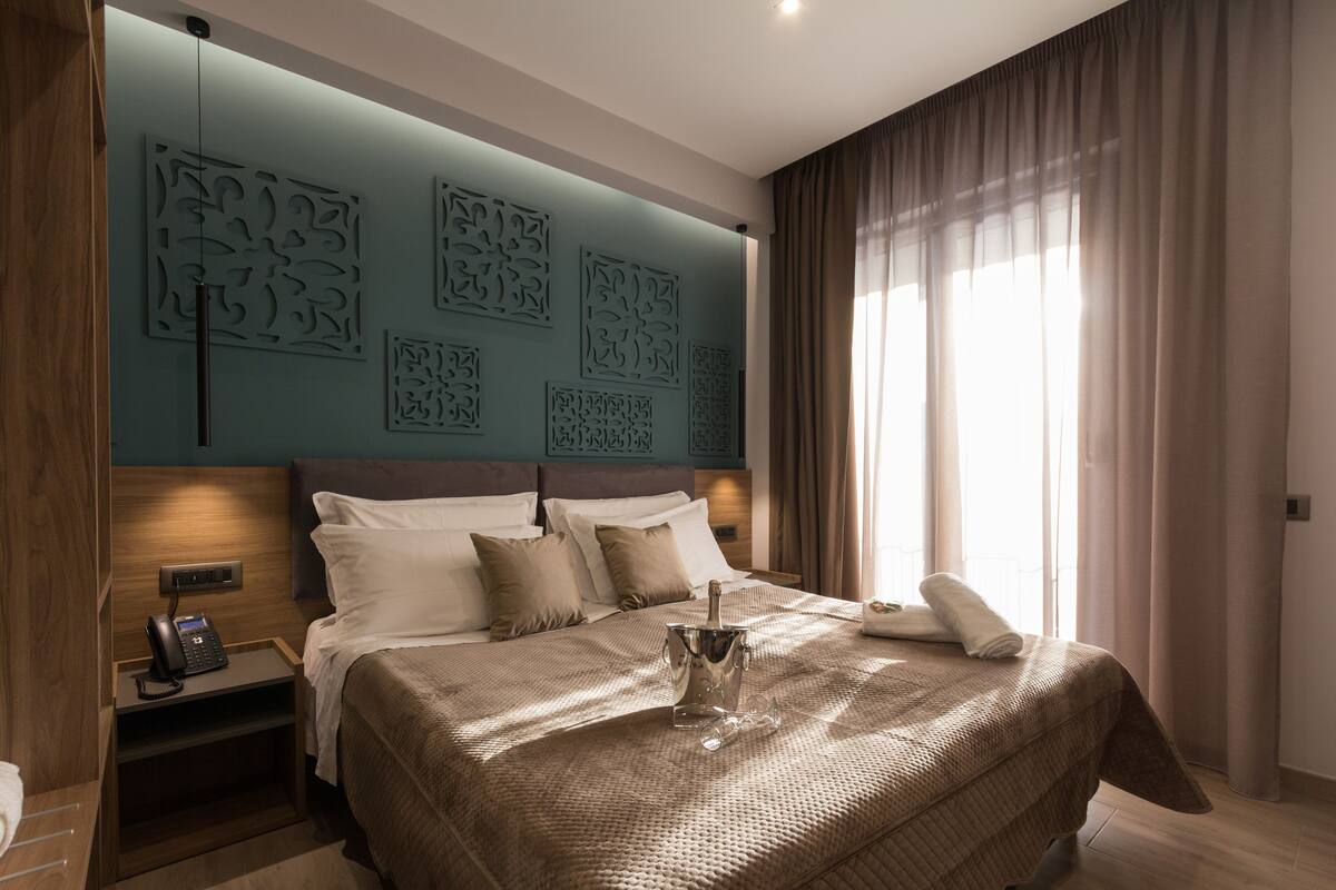 Kamar Double Panorama (109) | Seprai premium, busa memori, minibar, dan brankas