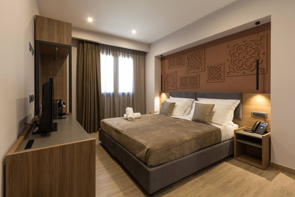 Kamar Double Eksklusif (108) | Seprai premium, busa memori, minibar, dan brankas