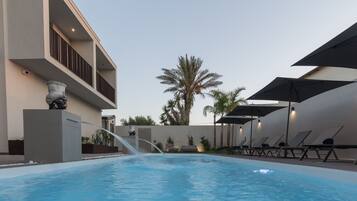 Außenpool, Sonnenschirme, Liegestühle