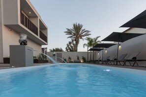 Ulkouima-allas, aurinkovarjoja, aurinkotuoleja