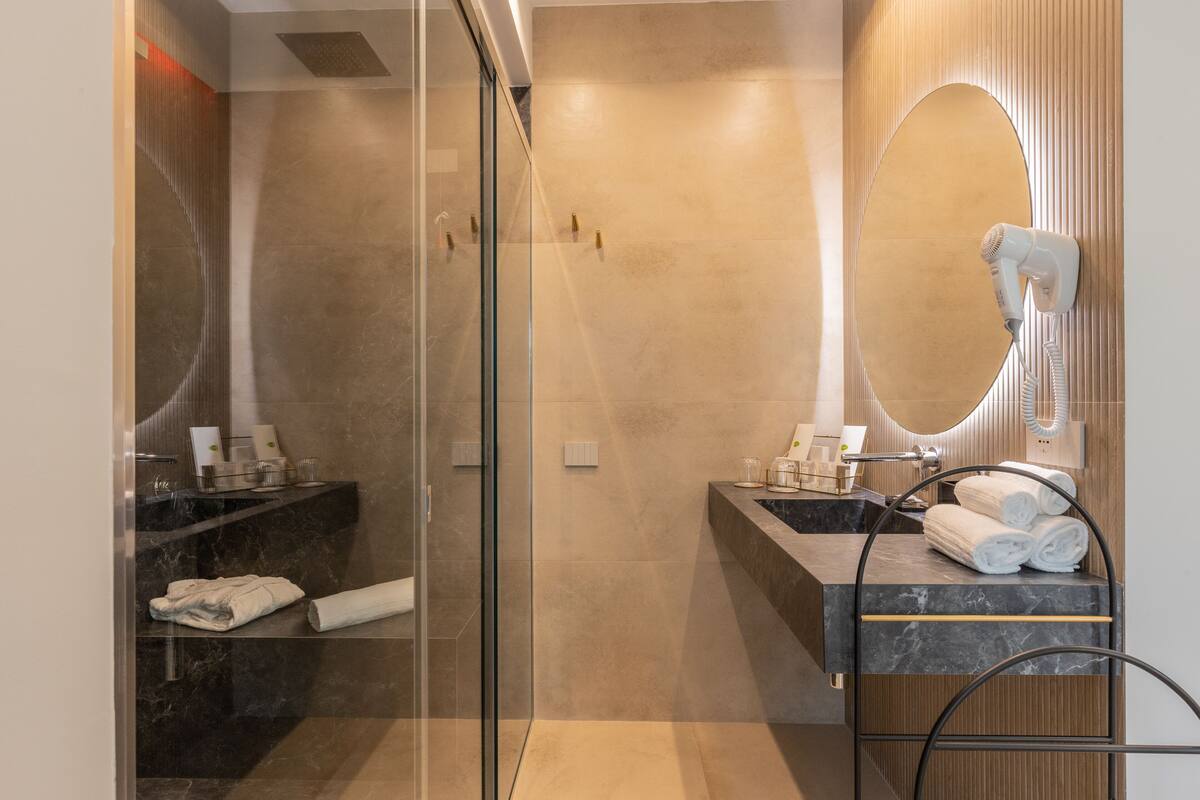 Studio Suite Superior | Seprai premium, busa memori, minibar, dan brankas