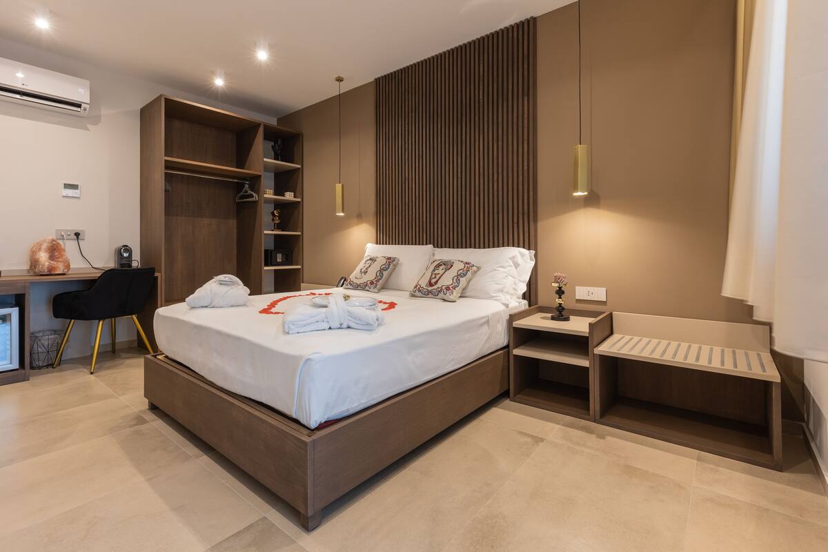 Suite Royal | Seprai premium, busa memori, minibar, dan brankas
