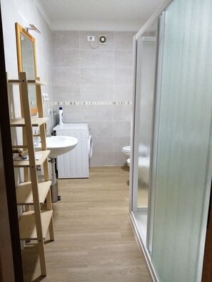 Bruser, hårtørrer, bidet, håndklæder