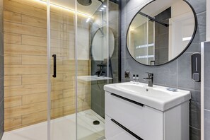 Comfort Room (11) | Bathroom | Shower, hair dryer, towels - Przystanek Sopot Plaza (Sopot)