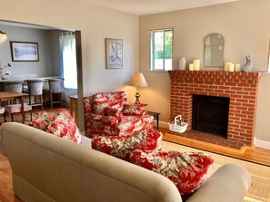 Una Smart TV, una chimenea, un reproductor de DVD, libros