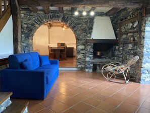 TV, fireplace, books - Villa Franca Nature Holidays (Rezzo)