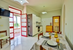 Apartment, 2 Bedrooms | Private kitchen | Fridge, oven, stovetop, cookware/dishes/utensils
