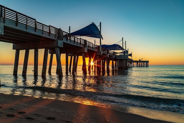 Walk to the brand new Pompano Beach Pier for fishing, restaurants and shopping
