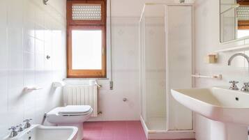 Dusche, Haartrockner, Bidet, Handtücher