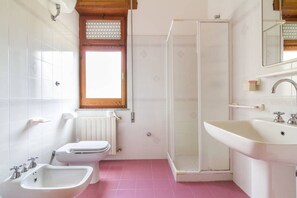 Shower, hair dryer, bidet, towels - Panoramic Appartment (Cuglieri)