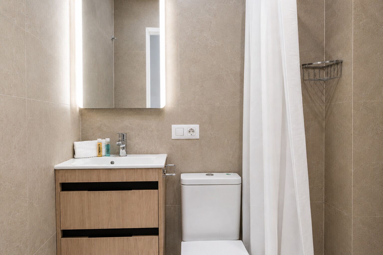 Een douche, een haardroger, handdoeken, zeep