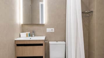 Een douche, een haardroger, handdoeken, zeep