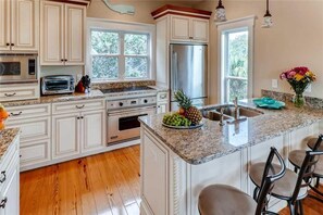 Een koelkast, een magnetron, een oven, een kookplaat