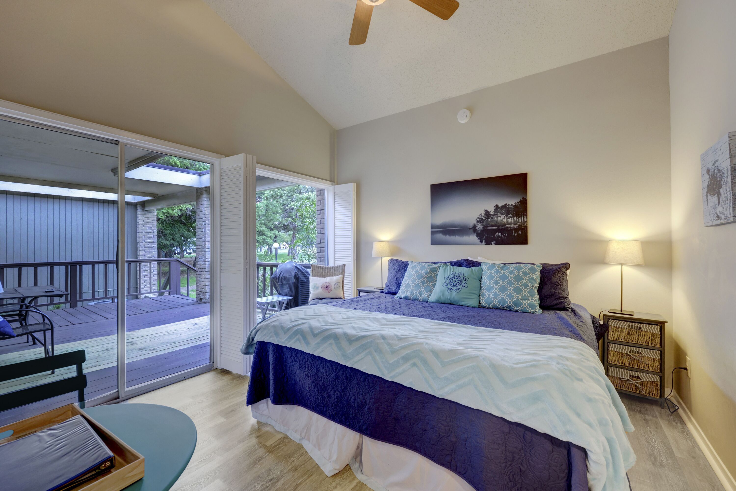 Austin area Cozy Room off Lake Travis with full amenities, deer and wildlife!