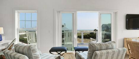 Fernseher, Bücher, Stereoanlage