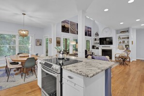 Jääkaappi, mikroaaltouuni, uuni, liesi