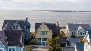 Uma área residencial costeira com casas de frente para o mar.