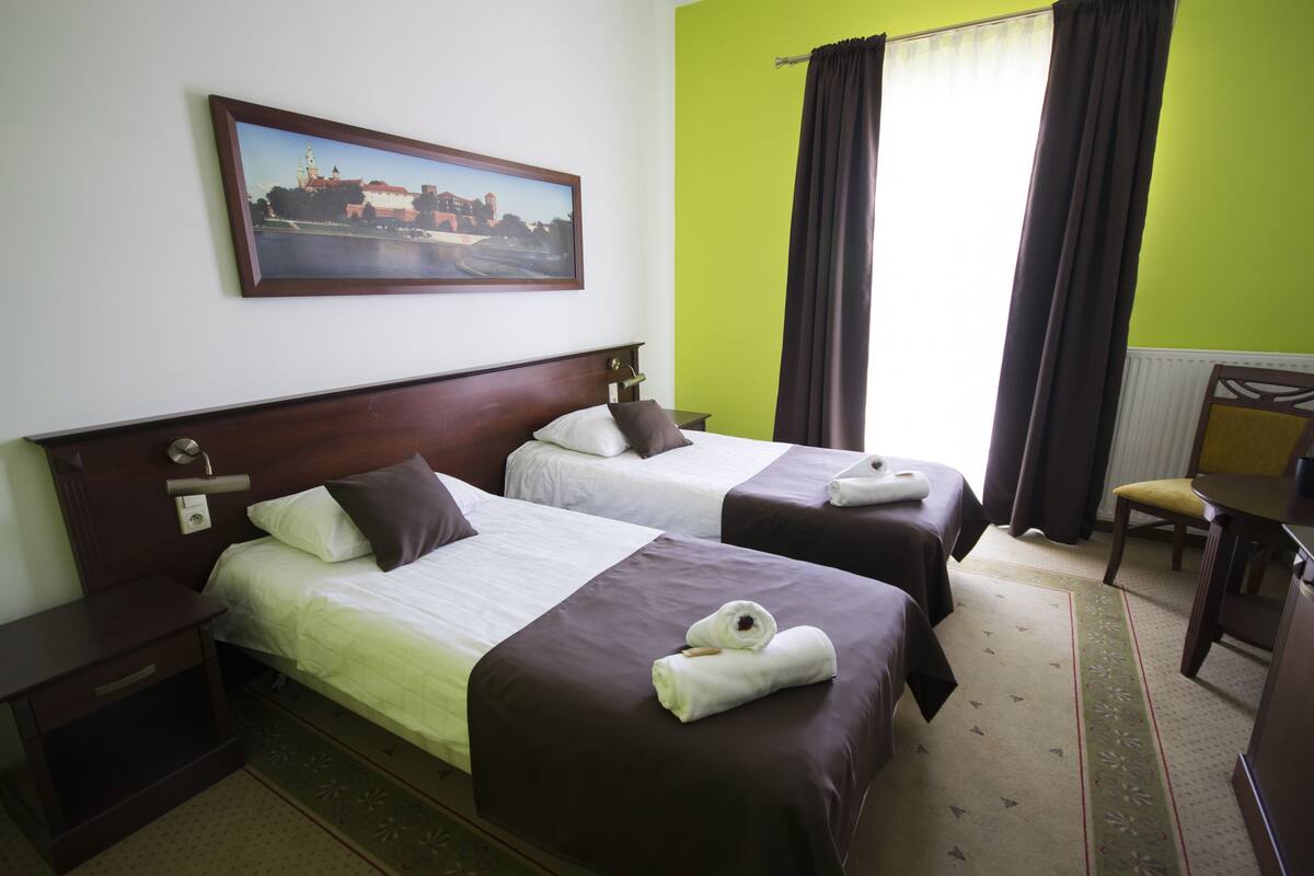 Habitación doble, balcón | Escritorio, cortinas blackout y tabla de planchar con plancha