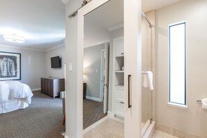 1 bedroom, desk, iron/ironing board, WiFi