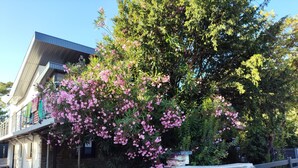 A house with a stone wall and a wooden fence. - Beautiful apartment for up to 6 people, south-facing terrace, beach on foot! (La Tremblade)