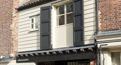 Stylish 2 Bedroom Apartment Close to City Centre