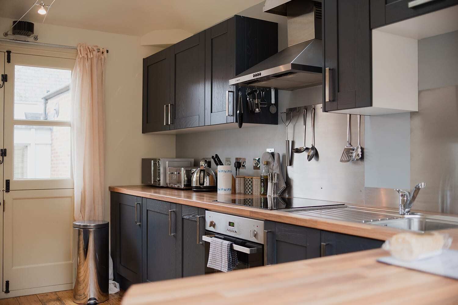 冷蔵庫、電子レンジ、オーブン、コンロ