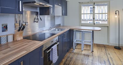 Stylish 2 Bedroom Apartment Close to City Centre