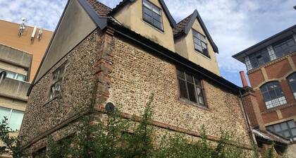 Grade II Listed Flint Cottage Sleeps 4