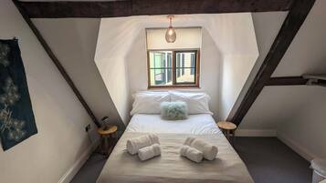 2 bedrooms, desk, iron/ironing board, WiFi