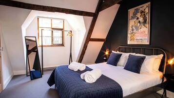 2 bedrooms, desk, iron/ironing board, WiFi
