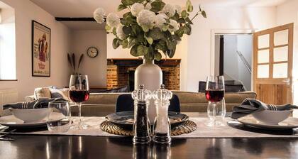 Grade II Listed Flint Cottage Sleeps 4