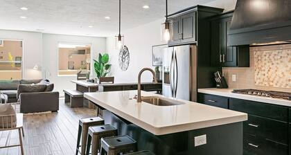 Town Center Red Sand Retreat Private Hot Tub, Ping Pong!