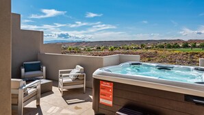 A hot tub area with a view of a mountainous landscape. - Desert Escape- Private Hot Tub! Book with next door unit! (Washington)