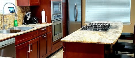 Refrigerador, microondas, horno, placa de cocina