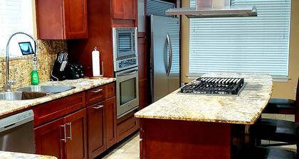 Eclectic Retreat - Hou/Pearland/Missouri City - 4BD/2.5BT Home w Huge Yard!