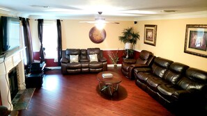 Smart-TV, Kamin, Netflix, Bücher