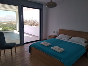 3 bedrooms, iron/ironing board, free WiFi, bed sheets - open sky villa Kamilari-infinity pool (Kamilari)