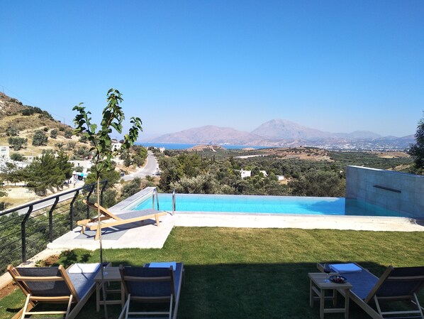 Pool - open sky villa Kamilari-infinity pool (Kamilari)