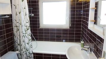 Ensemble douche/baignoire, sĂšche-cheveux, serviettes fournies, savon