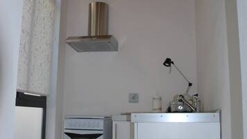 KĂŒhlschrank, Herdplatte, Wasserkocher mit Kaffee-/Teezubehör, Hochstuhl